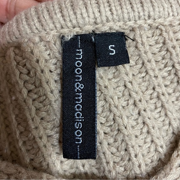 Moon & Madison Oatmeal B-Neck Chunky Knit Sweater - Picture 5 of 6